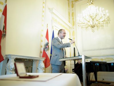 Am 5. Dezember 2017 überreichte Kunst- und Kulturminister Thomas Drozda (im Bild) das Österreichische Ehrenkreuz für Wissenschaft und Kunst I. Klasse an Alexander Potyka.