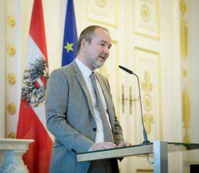 Am 5. Dezember 2017 überreichte Kunst- und Kulturminister Thomas Drozda (im Bild) das Österreichische Ehrenkreuz für Wissenschaft und Kunst I. Klasse an Alexander Potyka.