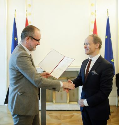 Am 5. Dezember 2017 überreichte Kunst- und Kulturminister Thomas Drozda (l.) das Österreichische Ehrenkreuz für Wissenschaft und Kunst I. Klasse an Alexander Potyka (r.).
