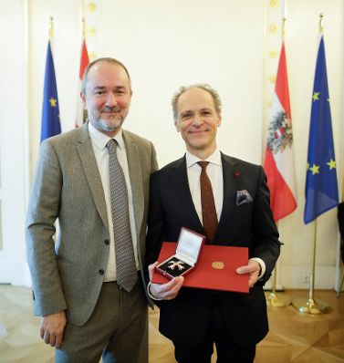 Am 5. Dezember 2017 überreichte Kunst- und Kulturminister Thomas Drozda (l.) das Österreichische Ehrenkreuz für Wissenschaft und Kunst I. Klasse an Alexander Potyka (r.).