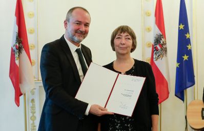 Am 12. Dezember 2017 verlieh Kunst- und Kulturminister Thomas Drozda (l.) den Österreichischen Staatspreis für Literaturkritik an Evelyne Polt-Heinzl (r.).