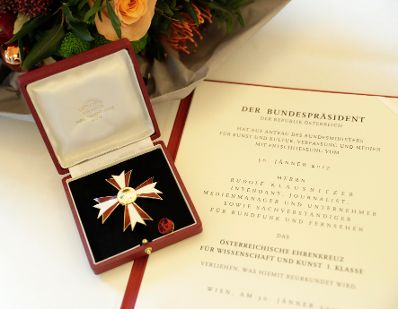 Am 14. Dezember 2017 überreichte Kunst- und Kulturminister Thomas Drozda das Österreichische Ehrenkreuz für Wissenschaft und Kunst an Rudolf Klausnitzer.