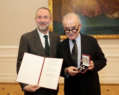 Am 14. Dezember 2017 überreichte Kunst- und Kulturminister Thomas Drozda (l.) das Österreichische Ehrenkreuz für Wissenschaft und Kunst an Rudolf Klausnitzer (r.).