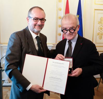 Am 14. Dezember 2017 überreichte Kunst- und Kulturminister Thomas Drozda (l.) das Österreichische Ehrenkreuz für Wissenschaft und Kunst an Rudolf Klausnitzer (r.).