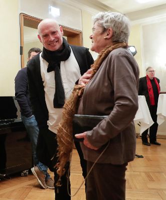 Am 15. Dezember 2017 überreichte Kunst- und Kulturminister Thomas Drozda im Blauen Foyer des Burgtheaters die Urkunde, mit der Johannes Krisch (im Bild) der Berufstitel Kammerschauspieler verliehen wurde.