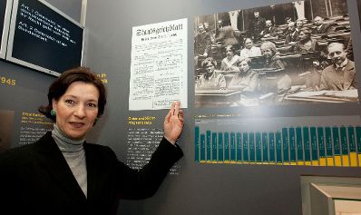 Anlässlich des 90-jährigen Jubiläums des Frauenwahlrechts in Österreich, besuchte Bundesministerin Gabriele Heinisch-Hosek am 17. Dezember 2008 die "Republik Ausstellung 1918|2008" im Parlament.