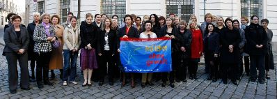 Anlässlich des Tages gegen Gewalt an Frauen hisste am 25. November 2009 die Bundesministerin für Frauenangelegenheiten und öffentlichen Dienst, Gabriele Heinisch-Hosek gemeinsam mit ihren Mitarbeiterinnen die Fahne mit der Aufschrift "frei leben ohne gewalt" am Frauenministerium am Minoritenplatz.