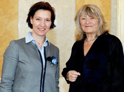 Am 30. April 2009 empfing die Bundesministerin für Frauen und öffentlichen Dienst Gabriele Heinisch-Hosek (l.) die Emma-Herausgeberin Alice Schwarzer (r.) im Frauenministerium.