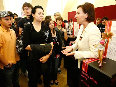 Am 16. Juni 2009 eröffnete die Frauenministerin die geschlechtssensible Ausstellung "Barbiefreie Zone" im Bundeskanzleramt. Im Bild Bundesministerin Gabriele Heinisch-Hosek (r.) im Gespräch mit einer Schulklasse.