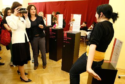 Am 16. Juni 2009 eröffnete die Frauenministerin die geschlechtssensible Ausstellung "Barbiefreie Zone" im Bundeskanzleramt. Im Bild Bundesministerin Gabriele Heinisch-Hosek (l.) fotografiert Schülerinnen im Rahmen der Ausstellung.