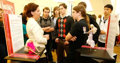 Am 16. Juni 2009 eröffnete die Frauenministerin die geschlechtssensible Ausstellung "Barbiefreie Zone" im Bundeskanzleramt. Im Bild Bundesministerin Gabriele Heinisch-Hosek (l.) diskutiert mit Schülern über die Ausstellung.
