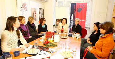 "Gewalt kennt keine Feiertage" Am 21. Dezember 2009 besuchte Bundesministerin für Frauenangelegenheiten und Öffentlichen Dienst Gabriele Heinisch-Hosek (M) die Helpline gegen Männergewalt.