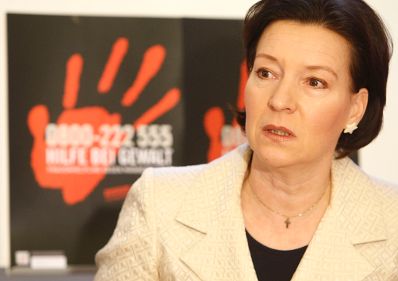 "Gewalt kennt keine Feiertage" Am 21. Dezember 2009 besuchte Bundesministerin für Frauenangelegenheiten und Öffentlichen Dienst Gabriele Heinisch-Hosek die Helpline gegen Männergewalt.