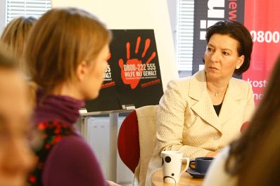 "Gewalt kennt keine Feiertage" Am 21. Dezember 2009 besuchte Bundesministerin für Frauenangelegenheiten und Öffentlichen Dienst Gabriele Heinisch-Hosek (R) die Helpline gegen Männergewalt.