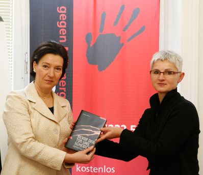 "Gewalt kennt keine Feiertage" Am 21. Dezember 2009 besuchte Bundesministerin für Frauenangelegenheiten und Öffentlichen Dienst Gabriele Heinisch-Hosek (L) die Helpline gegen Männergewalt.