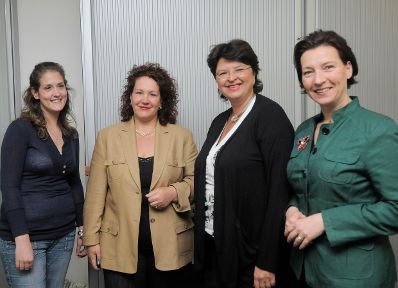 Am 17. April 2009 besuchte die Bundesministerin für Frauenangelegenheiten und Öffentlichen Dienst die Firma Jelinek. Im Bild (v.r.n.l.) Bundesministerin Gabriele Heinisch-Hosek, Renate Brauner (Vizebürgermeisterin von Wien), und Regina Mayr (Geschäftsführerin Jellinek KG) mit ihrer Tochter.