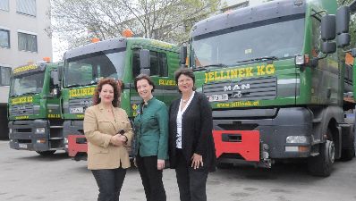 Am 17. April 2009 besuchte die Bundesministerin für Frauenangelegenheiten und Öffentlichen Dienst die Firma Jelinek. Im Bild (v.r.n.l.) Renate Brauner (Vizebürgermeisterin von Wien), Bundesministerin Gabriele Heinisch-Hosek und Regina Mayr (Geschäftsführerin Jellinek KG).