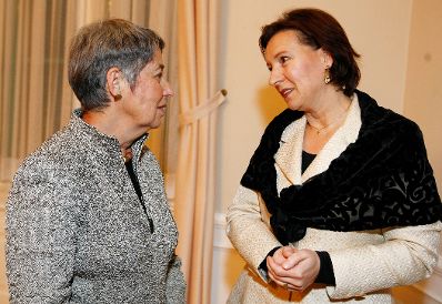 Am 03. November 2009 fand im Bundeskanzleramt die Buchpräsentation "Man ist immer allein..." von Edith Stumpf-Fischer statt. Im Bild Margit Fischer (L) mit Bundesministerin Gabriele Heinisch-Hosek.