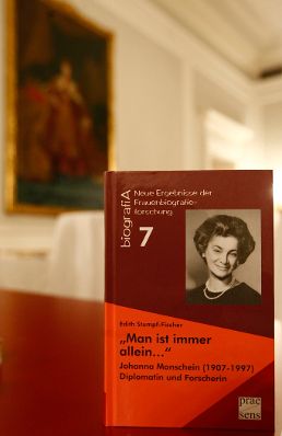 Am 03. November 2009 fand im Bundeskanzleramt die Buchpräsentation "Man ist immer allein..." von Edith Stumpf-Fischer statt.