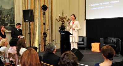 Bundesministerin für Frauenangelegenheiten und Öffentlichen Dienst Gabriele Heinisch-Hosek bei den Grußworten bei der Veranstaltung "Unternehmerin des Jahres 2009".