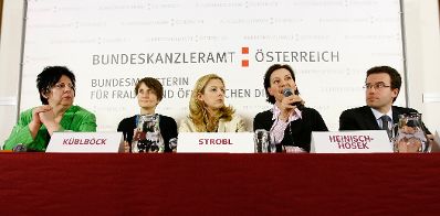 Veranstaltung zum Frauentag. (v.l.n.r.) Elisabeth Vondrasek (Gewerkschaft vida), Karin Küblböck (ÖFSE), Karin Strobl (Frauennetzwerk Medien) Gabriele Heinisch-Hosek (Bundesministerin) Johannes Kopf (AMS).