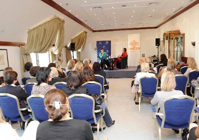 Bundesministerin für Frauenangelegenheiten und Öffentlichen Dienst Gabriele Heinisch-Hosek spricht beim Klub für Frauen zum Thema "Frausein 2009 - Wo liegt das Problem?"