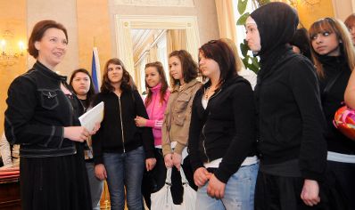 Anlässlich des "Girls' Day 2009" empfing Frauenministerin Gabriele Heinisch-Hosek in ihrem Büro teilnehmende Schülerinnen zu einem Gespräch.