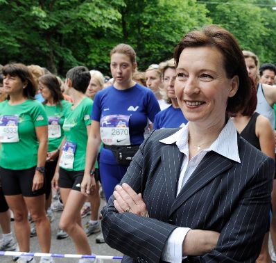 Bundesministerin für Frauenangelegenheiten und Öffentlichen Dienst Gabriele Heinisch-Hosek beim Österreichischen Frauenlauf 2009 im Wiener Prater.