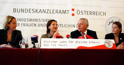 Am 23. September 2009 gab Bundesministerin Gabriele Heinisch-Hosek (Mitte L) gemeinsam mit Bundesminister Rudolf Hundstorfer (Mitte R) eine Pressekonferenz zum Thema "Gleicher Lohn für gleiche Arbeit - Einkommenstransparenz umsetzen".