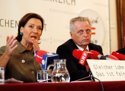 Am 23. September 2009 gab Bundesministerin Gabriele Heinisch-Hosek (L) gemeinsam mit Bundesminister Rudolf Hundstorfer (R) eine Pressekonferenz zum Thema "Gleicher Lohn für gleiche Arbeit - Einkommenstransparenz umsetzen".