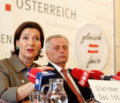 Am 23. September 2009 gab Bundesministerin Gabriele Heinisch-Hosek (L) gemeinsam mit Bundesminister Rudolf Hundstorfer (R) eine Pressekonferenz zum Thema "Gleicher Lohn für gleiche Arbeit - Einkommenstransparenz umsetzen".