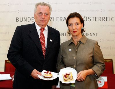 Am 23. September 2009 gab Bundesministerin Gabriele Heinisch-Hosek (R) gemeinsam mit Bundesminister Rudolf Hundstorfer (L) eine Pressekonferenz zum Thema "Gleicher Lohn für gleiche Arbeit - Einkommenstransparenz umsetzen".