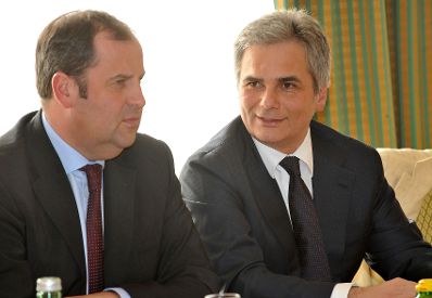 Montag, den 9. Februar 2009 begann in Sillian, Osttirol unter der Leitung von Bundeskanzler Werner Faymann die 2-tägige Regierungsklausur. Im Bild Bundeskanzler Faymann (R) mit Finanzminister Josef Pröll (L).