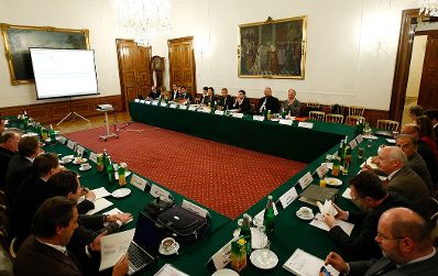 Am 02. November 2009 starteten die Beamtengehaltsverhandlungen im Büro der Bundesministerin für Frauenangelegenheiten und Öffentlichen Dienst, Gabriele Heinisch-Hosek.