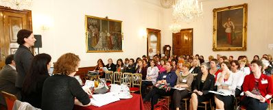 Am 29. April 2009 lud Bundesministerin Gabriele Heinisch-Hosek zur Tagung der Frauenprojekte "Frauenarmunt in Österreich. Ursachen, Hintergründe, Gegenstrategien" ins Frauenministerium.