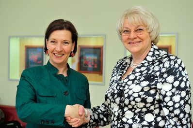 Bundesministerin Heinisch-Hosek (l.) bei slowakischer Ministerin für Arbeit, Soziales und Familie Viera Tomanová (r.).