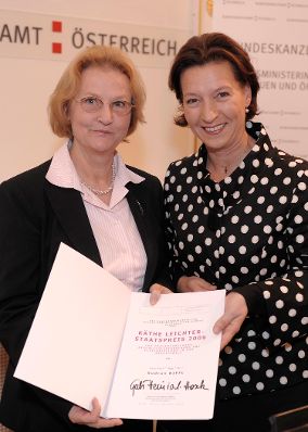 Verleihung des Käthe-Leichter-Preises 2009 am 12. Oktober 2009 im Bundeskanzleramt. Im Bild Bundesministerin für Frauenangelegenheiten und Öffentlichen Dienst Gabriele Heinisch-Hosek (R) mit Gudrun Biffl (Staatspreis).