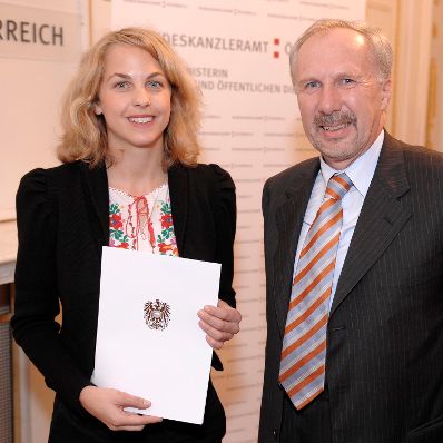 Verleihung des Käthe-Leichter-Preises 2009 am 12. Oktober 2009 im Bundeskanzleramt. Im Bild Monika Ankele und Notenbankchef Ewald Nowotny.