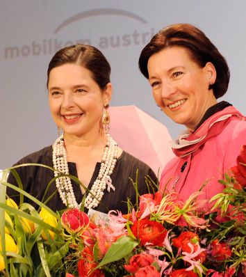Am 10. Februar 2009 verlieh Frauenministerin Gabriele Heinisch-Hosek (r.) gemeinsam mit der italienischen Schauspielerin Isabella Rossellini (l.) den P.R.I.M.A. Award 2009 (pink ribbon initiative mobilkom austria) an die Güssinger Krankenschwester Angela Szakasits.
