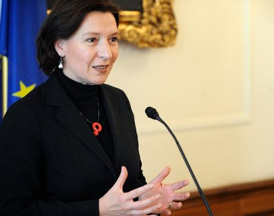 Am 21. Oktober 2009 überreichte die Bundesministerin für Frauenangelegenheiten und Öffentlichen Dienst Gabriele Heinisch-Hosek (im Bild) das ISO 9001 Zertifikat an den Asylgerichtshof.