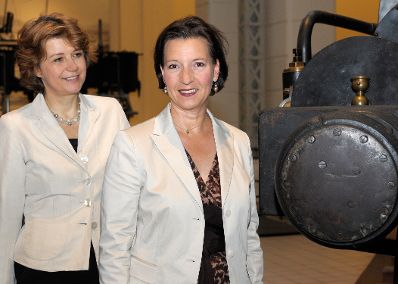 Am 26. August 2010 besuchte die Frauenministerin das Technische Museum Wien. Im Bild Bundesministerin Gabriele Heinisch-Hosek (R) mit der Museumsdirektorin Gabriele Zuna-Kratky (L).