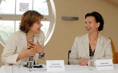 Am 26. August 2010 besuchte die Frauenministerin das Technische Museum Wien. Im Bild Bundesministerin Gabriele Heinisch-Hosek (R) mit der Museumsdirektorin Gabriele Zuna-Kratky (L).