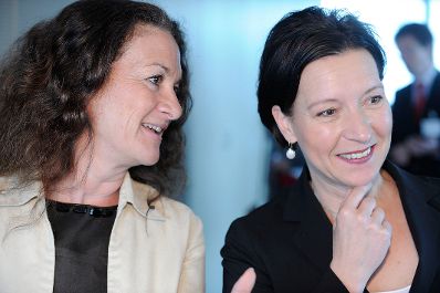 Am 7. Juni 2010 besuchte Frauenministerin Gabriele Heinisch-Hosek den IBM-Betrieb Österreich in Wien. Im Bild die Bundesministerin (R) mit Marketingleiterin Susanna Frech beim Rundgang durch den Betrieb.