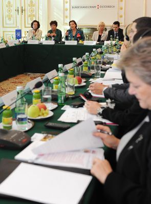 Am 20. September 2010 lud Frauenministerin Gabriele Heinisch-Hosek Regierungsvertreterinnen und -vertreter aller Nachbarstaaten Österreichs zu einem Roundtable-Gespräch zum Thema "Bekämpfung von Frauenhandel" ins Bundeskanzleramt.