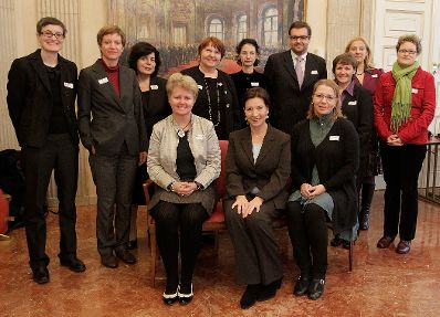 Am 18. Oktober 2010 lud Frauenministerin Gabriele Heinisch-Hosek (M-sitzend) zu der Internationalen Fachtagung "Sexismus in der Werbung" ins Bundeskanzleramt.