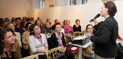 Am 23. September 2010 eröffnete Frauenministerin Gabriele Heinisch-Hosek (R) die Podiumsdiskussion "Frauen-Arbeit-Film" im Palais Porcia.