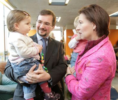 Frauenministerin Gabriele Heinisch-Hosek lud zur "Kampagne: Echte Männer gehen in Karenz".