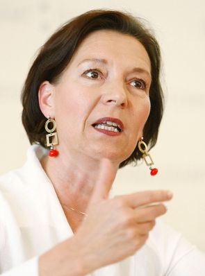 Bundesministerin für Frauenangelegenheiten und Öffentlichen Dienst Gabriele Heinisch-Hosek bei der Präsentation "Zeitverwendungsstudie".