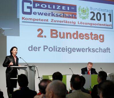 Bundesministerin Gabriele Heinisch-Hosek beim 2. Bundestag der Polizeigewerkschaft am 12. April 2011.