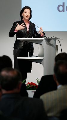 Bundesministerin Gabriele Heinisch-Hosek beim 2. Bundestag der Polizeigewerkschaft am 12. April 2011.